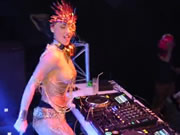 Dj Jade Laroche ngực trần